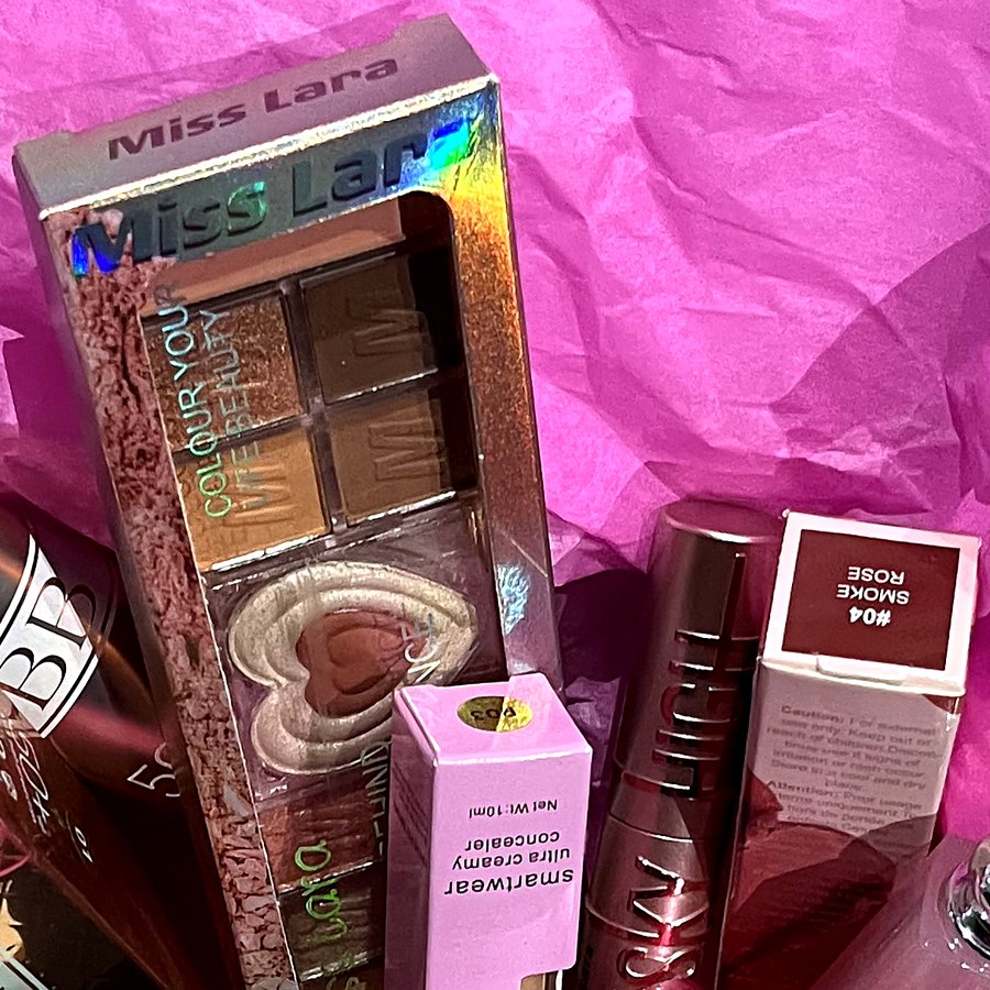 Eyeshadow palette, concealer and lip colors in the Nayle box