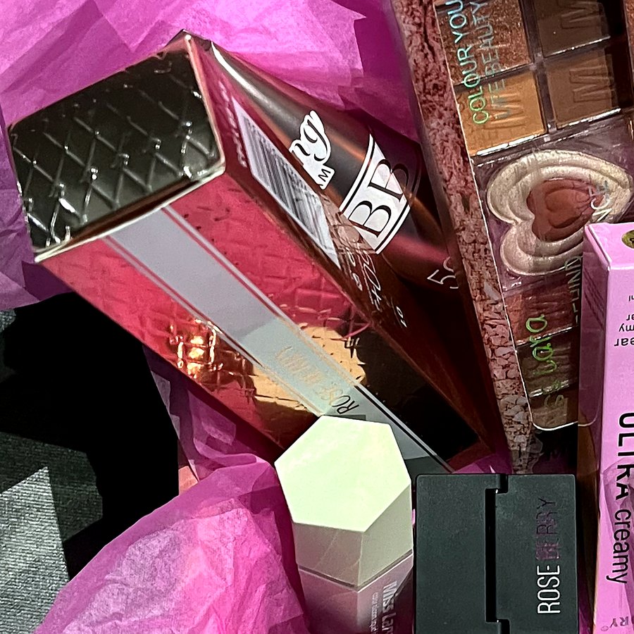 Gift box, highlighter and lip gloss in the Nayle box