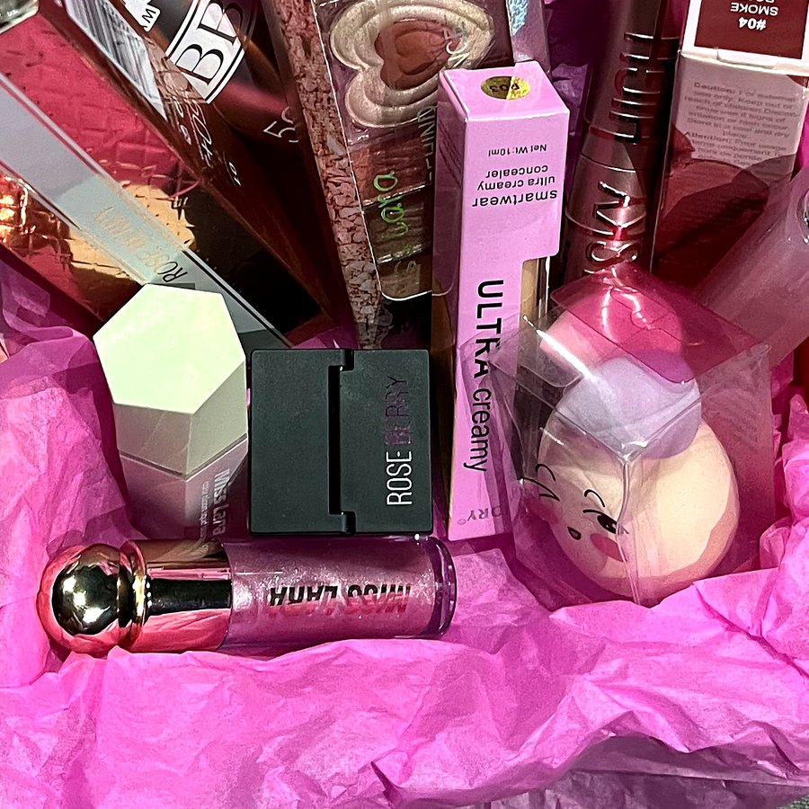 Lip gloss, concealer and beauty blender in the Nayle box